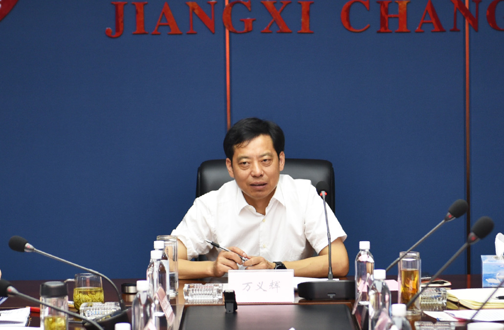 南昌市政公用集團黨委副書記、總經(jīng)理萬義輝一行調(diào)研江西長運