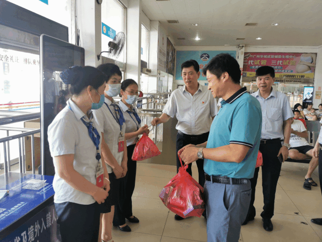 占梁前往鷹潭長運(yùn)、鷹潭公交為一線員工“送清涼”