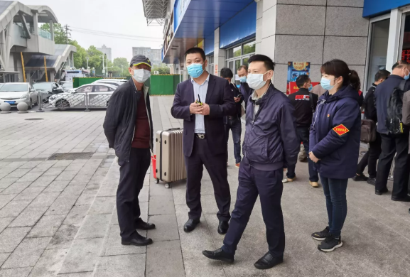黃俊、穆孫祥先后深入徐坊客運(yùn)分公司督導(dǎo)文明創(chuàng)建、疫情防控、安全生產(chǎn)工作
