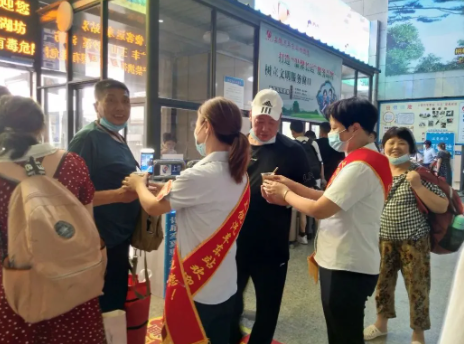 上饒汽運東站為一線職工、旅客送清涼