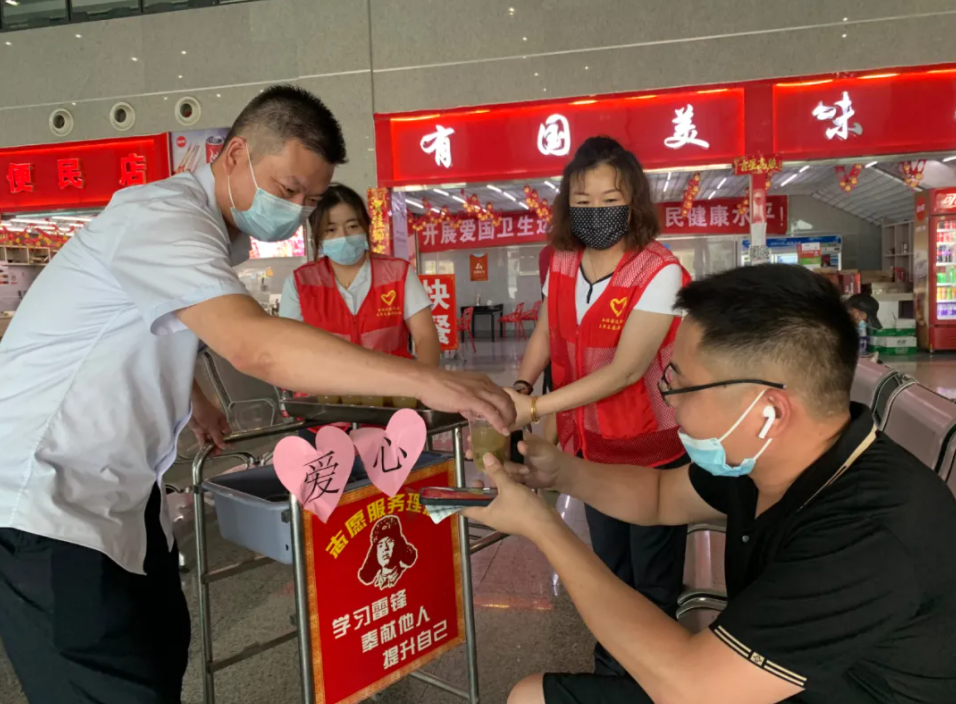 都市城際公交 長途汽車西站、徐坊客運站開展送清涼活動