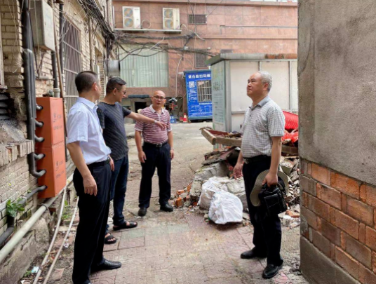 戴豪贛督導(dǎo)長鴻物業(yè)安全生產(chǎn)、疫情防控及危房清退工作