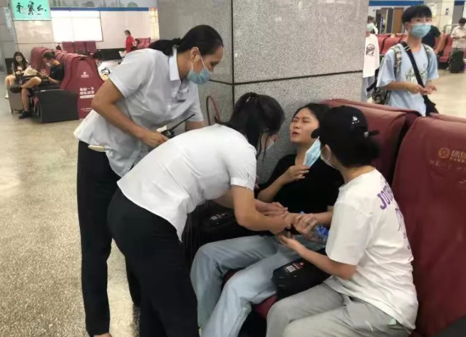 都市城際公交   女乘客突發(fā)不適，工作人員暖心援助