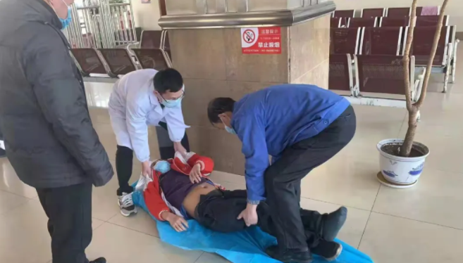 暖新聞 || 九江長運:旅客突然暈倒 車站緊急救助
