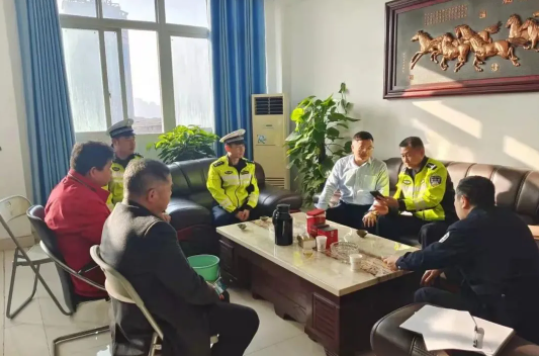 新余市公安局交警支隊(duì)調(diào)研新余公交、長(zhǎng)運(yùn)并召開(kāi)座談會(huì)