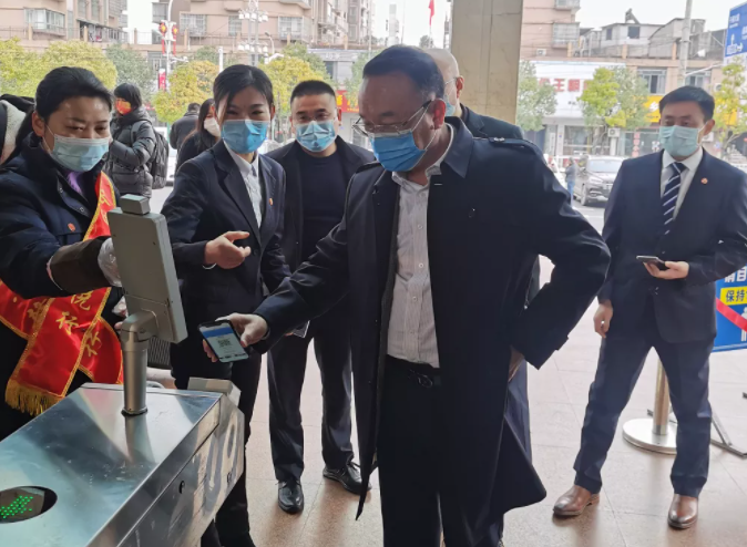 胡維泉視察上饒汽運余干公司春運工作 慰問困難職工