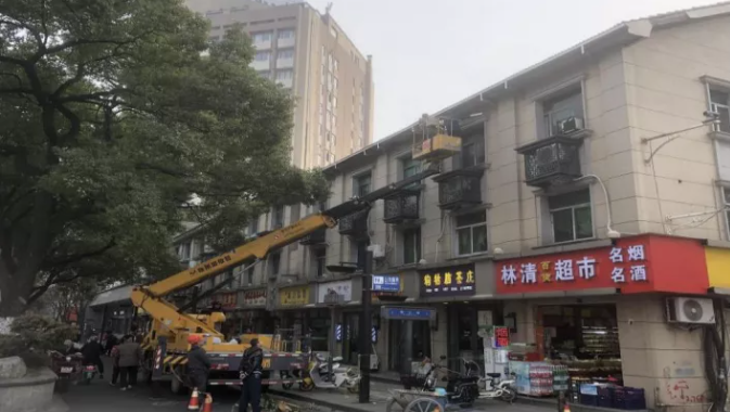 長鴻物業(yè):屋面坍塌危及行人安全 及時(shí)搶修消除安全隱患