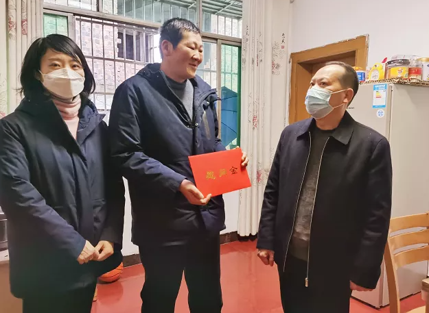 江西長(zhǎng)運(yùn)多家子公司開展慰問困難職工活動(dòng)(二)