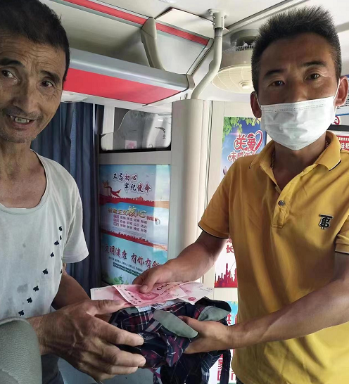 暖新聞 || 景德鎮(zhèn)長運(yùn):公交駕駛員拾金不昧品格高