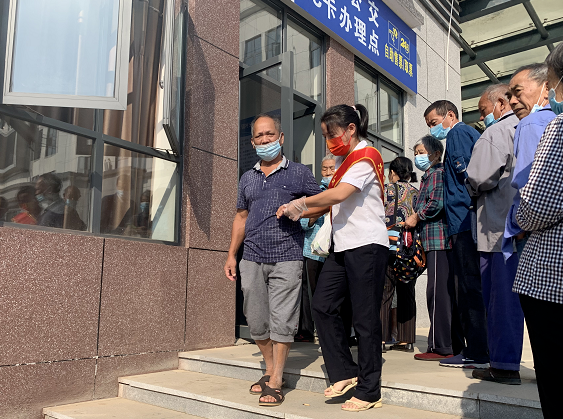 上饒汽運  德興鎮(zhèn)村公交積極開展敬老卡、愛心卡年審工作