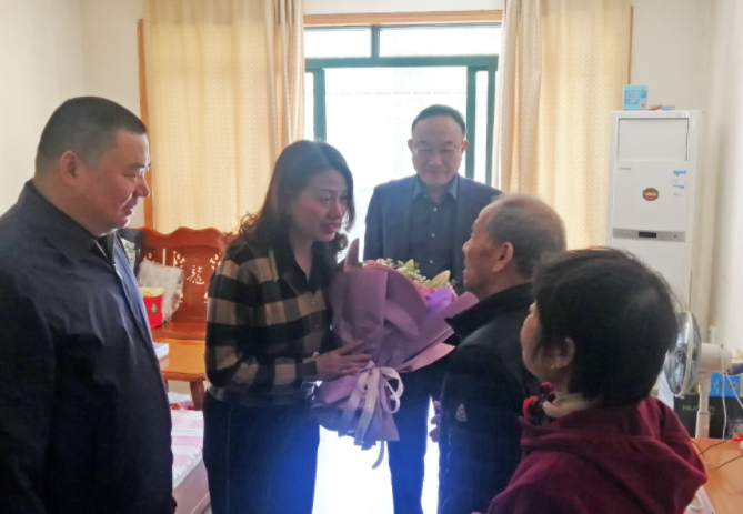 省總工會領導慰問全國勞動模范、江西長運退休職工高國軍 胡維泉陪同