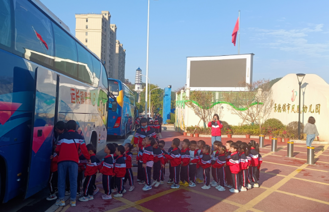 景德鎮(zhèn)長運：護航童心 運送幼兒赴科技館觀摩學(xué)習(xí)