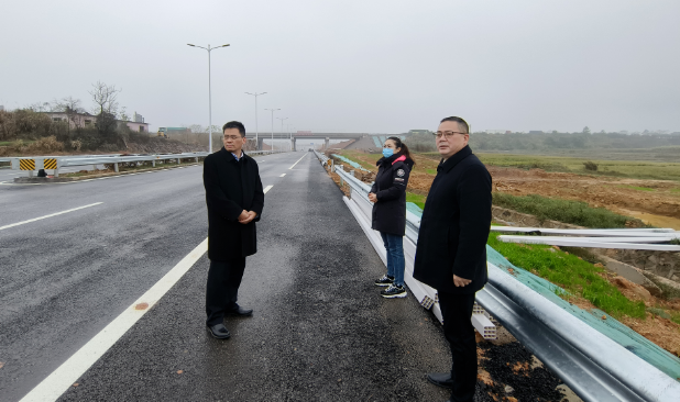 肖良芝帶隊(duì)現(xiàn)場查勘、研究余信貴大橋開通公交車事宜