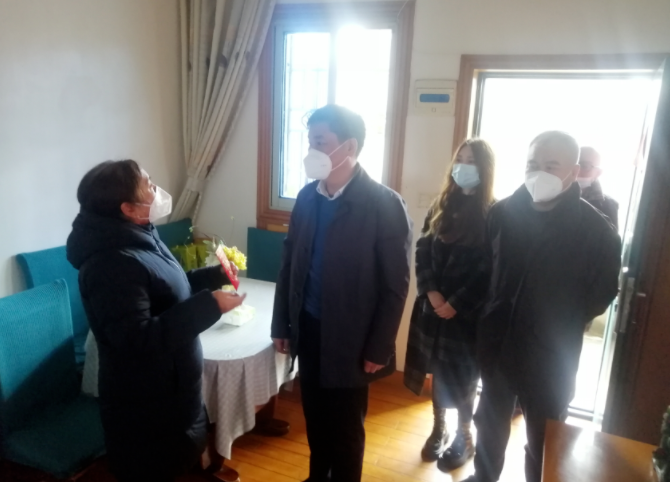 陳皓冒雨走訪慰問市勞模、退休長(zhǎng)運(yùn)老職工萬(wàn)正梅