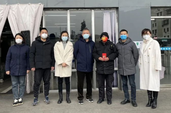 張小平、戴豪贛、黃俊、劉志堅(jiān)慰問(wèn)困難職工