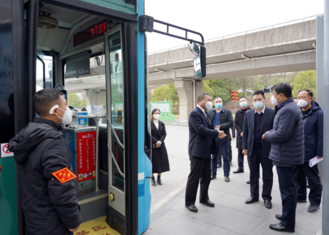 張子建走訪慰問(wèn)鷹潭公交一線干部員工  肖良芝陪同