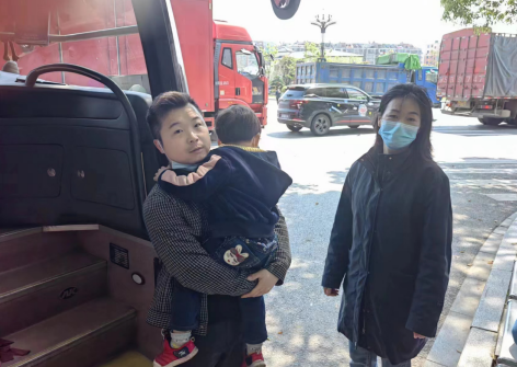 九江長運(yùn)：人群中 幫3歲孩童找家長