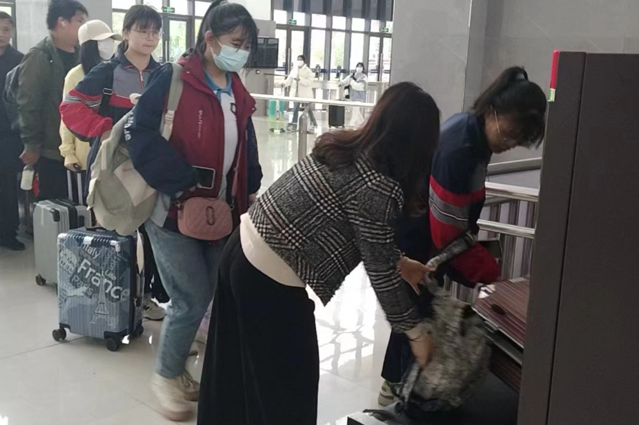 鄱陽(yáng)客運(yùn)總站積極應(yīng)對(duì)“五一”假期客流高峰