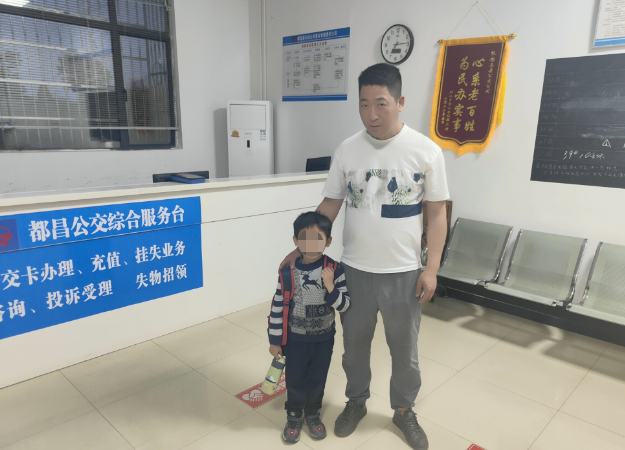 九江長運(yùn):小學(xué)生坐錯站 工作人員助他回家