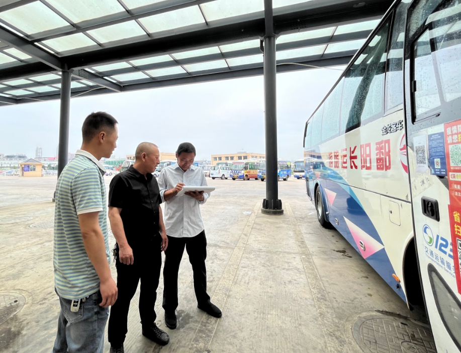 鄱陽(yáng)長(zhǎng)運(yùn):開(kāi)展車(chē)輛安全檢查 筑牢安全防線