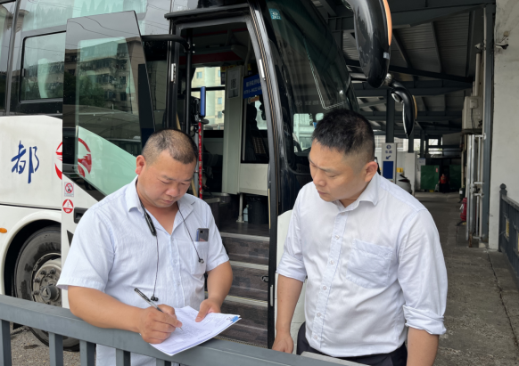 青山客運(yùn)分公司開展車輛安全、環(huán)境衛(wèi)生綜合檢查