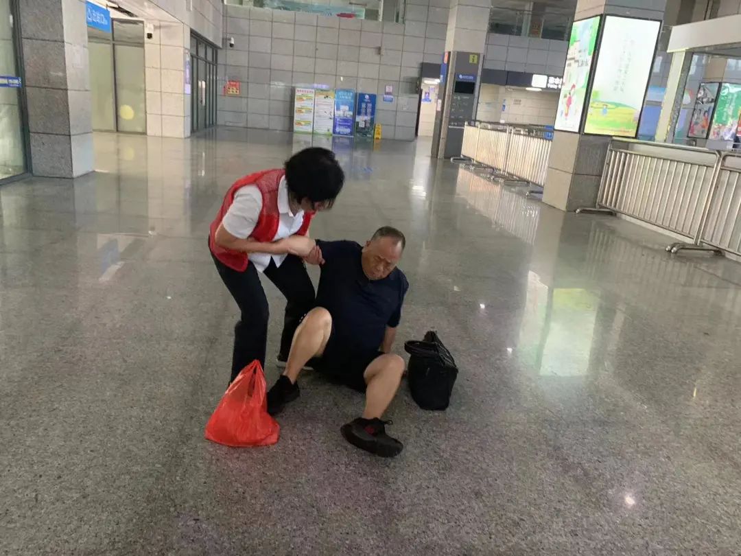 上饒汽運(yùn)：旅客不慎摔倒 車(chē)站工作人員及時(shí)出手相助