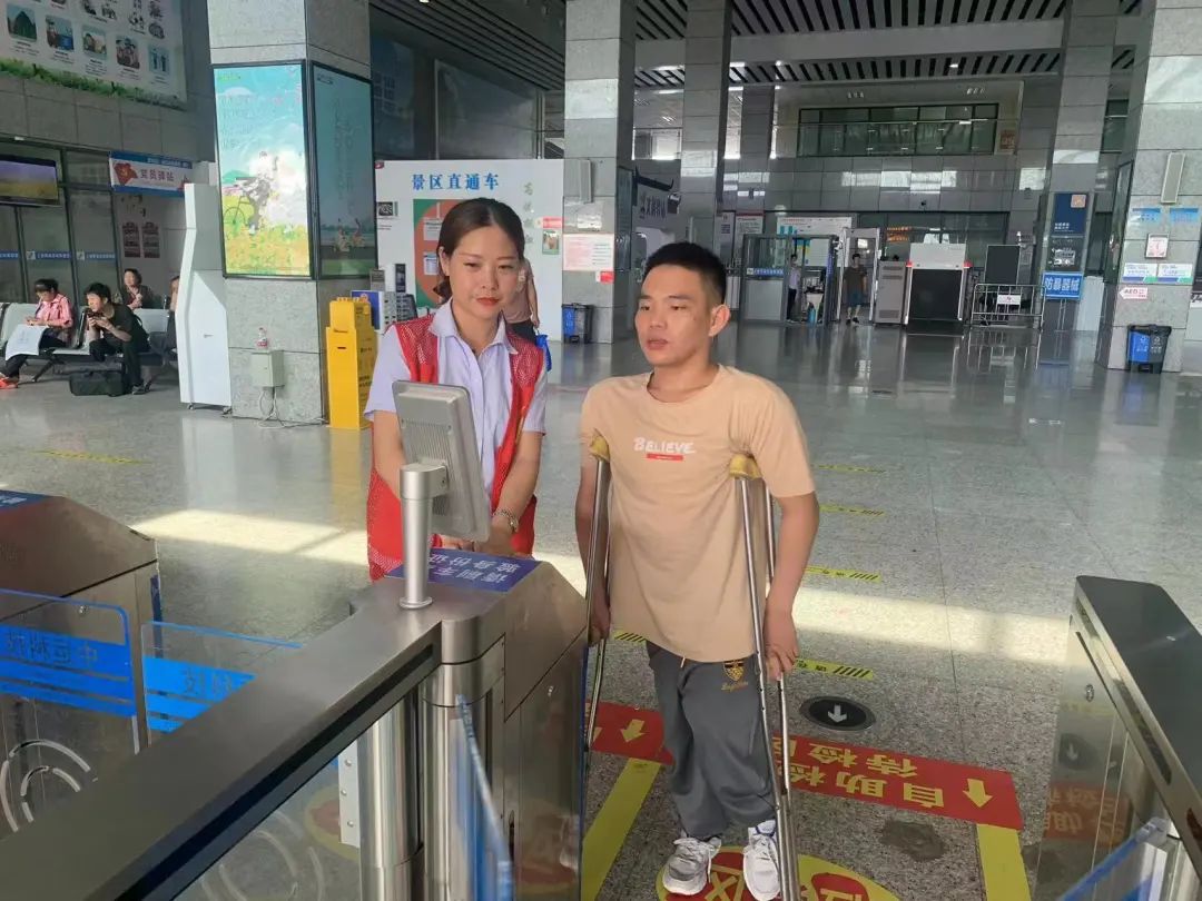 上饒汽運(yùn)：重點(diǎn)旅客行動(dòng)不便 車站工作人員全程護(hù)送