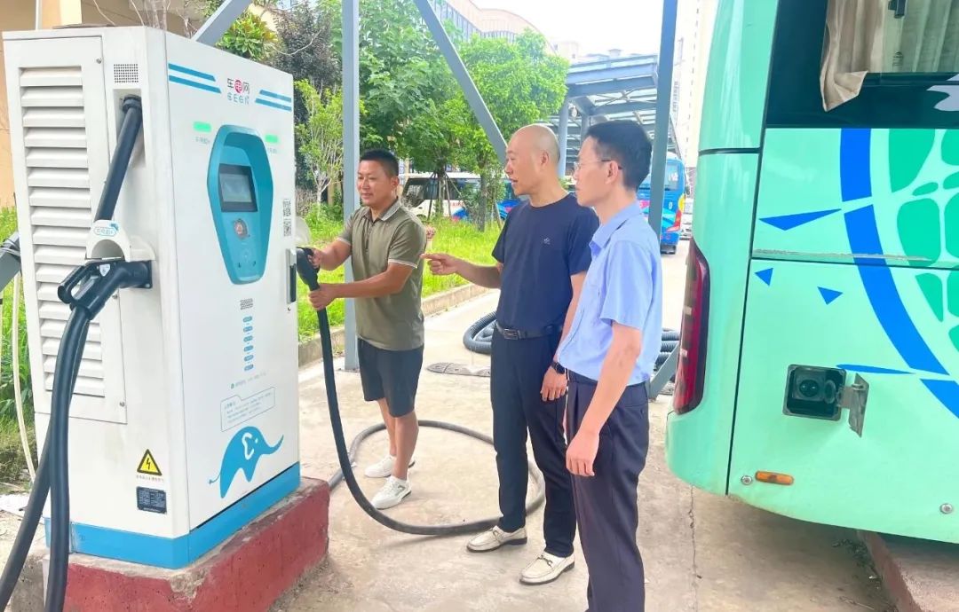 鄱陽(yáng)長(zhǎng)運(yùn) 開(kāi)展新能源車(chē)充電樁安全檢查