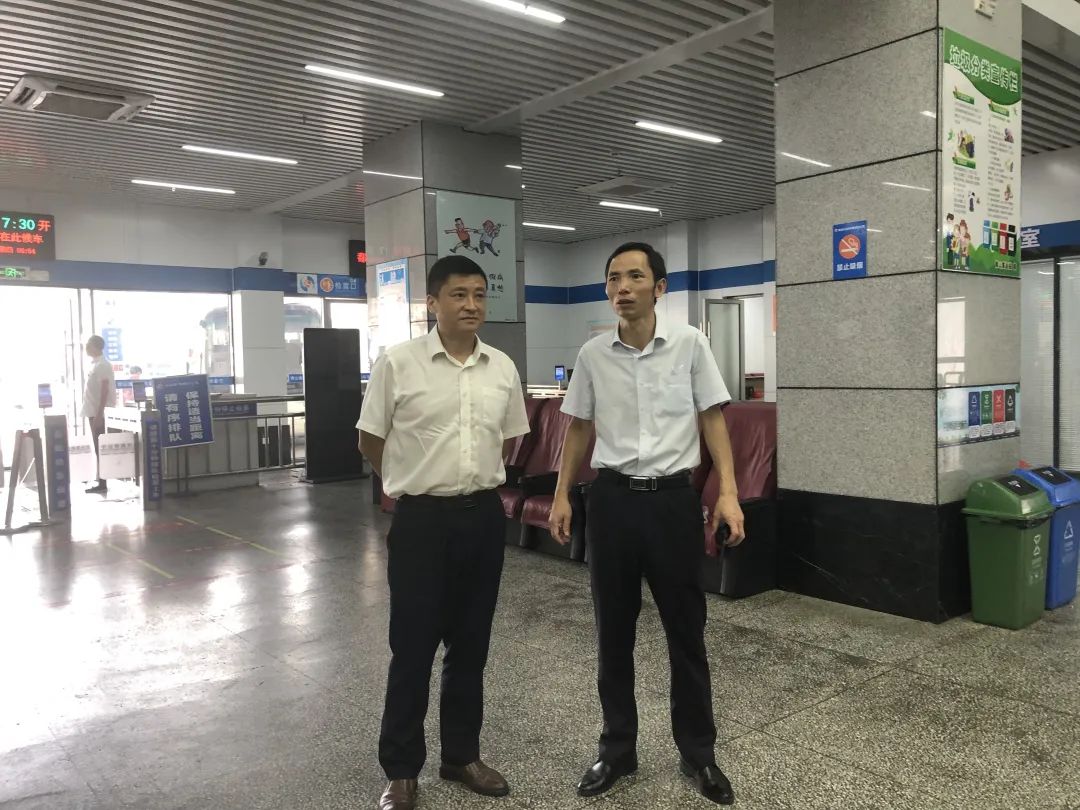 占梁督導青山客運站創(chuàng)文鞏衛(wèi)、青山驛站建設等工作