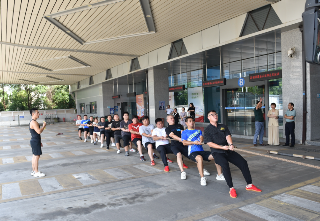 劉志堅(jiān)、占梁一行看望慰問南昌交投集團(tuán)拔河隊(duì)