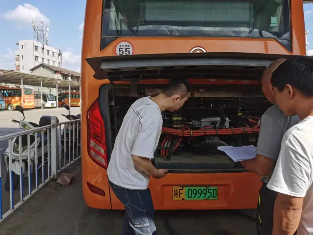 撫州長(zhǎng)運(yùn)：南豐分公司開(kāi)展車輛安全檢查