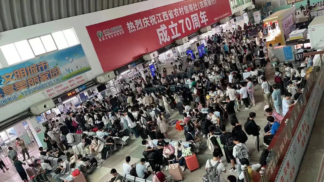 江西長(zhǎng)運(yùn)積極應(yīng)對(duì)中秋、國(guó)慶客流高峰