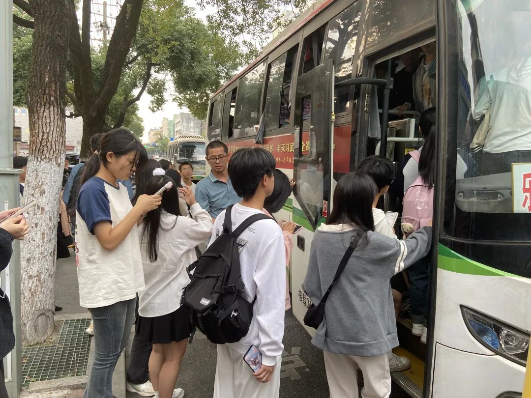 景德鎮(zhèn)長運(yùn):多點(diǎn)聯(lián)動 做好周末學(xué)生返校運(yùn)輸工作