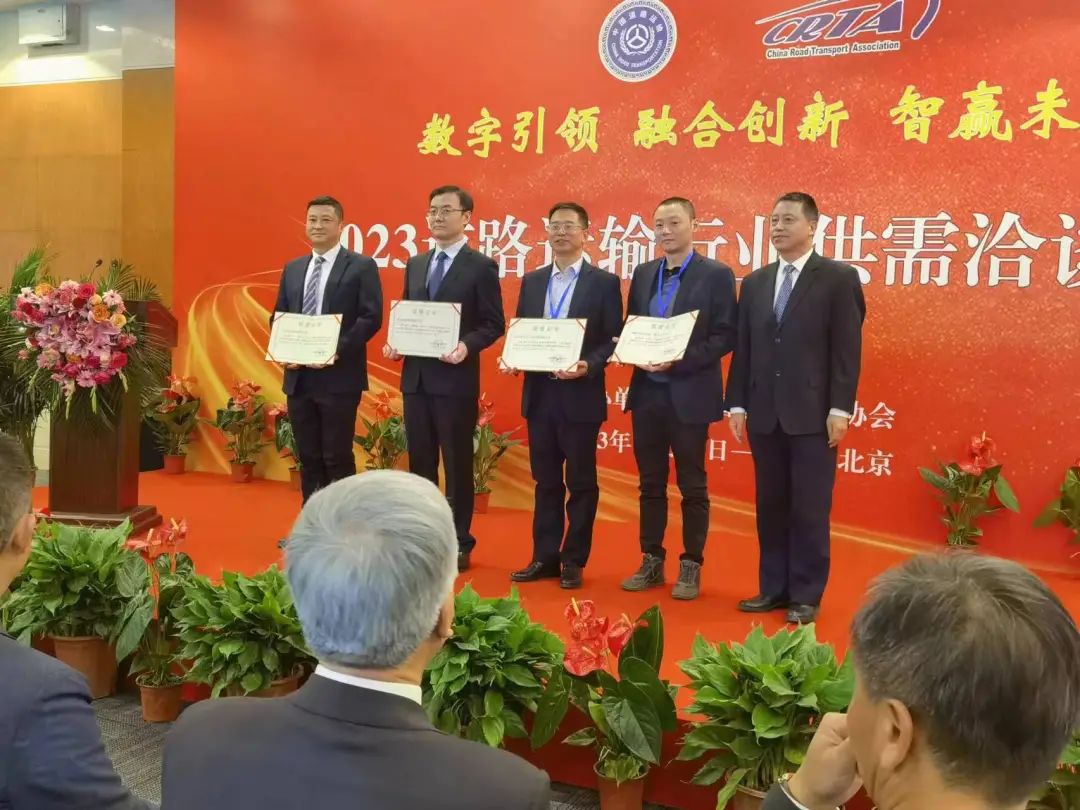 “贛悅行”平臺(tái)成功入選中國(guó)道路運(yùn)輸行業(yè)定制客運(yùn)服務(wù)品牌 王曉出席會(huì)議、占梁登臺(tái)領(lǐng)獎(jiǎng)