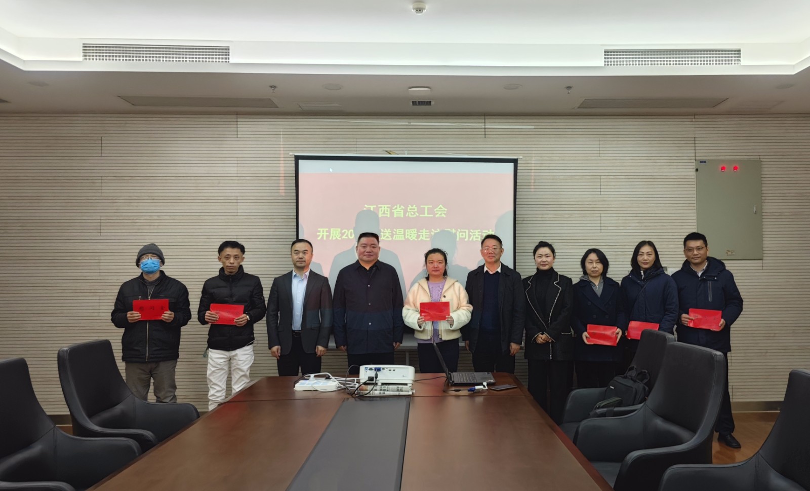 江西省總工會領(lǐng)導(dǎo)走訪慰問公司困難職工 劉磊陪同