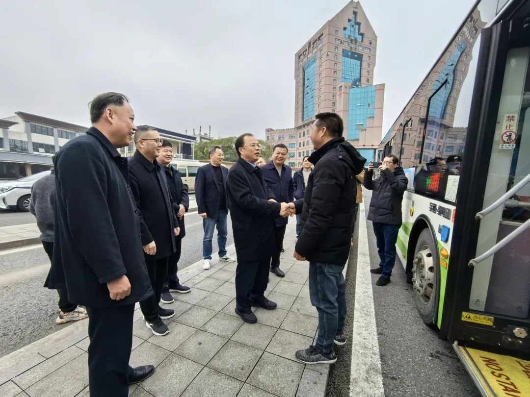 鷹潭市領(lǐng)導(dǎo)看望慰問(wèn)鷹潭公交一線(xiàn)干部職工