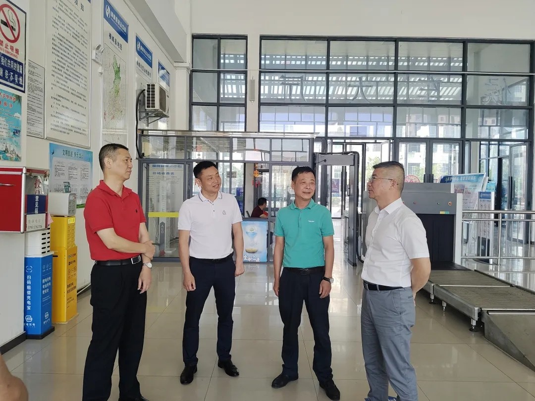 胡勁松一行檢查上饒汽運、鷹潭公司安全生產(chǎn)工作