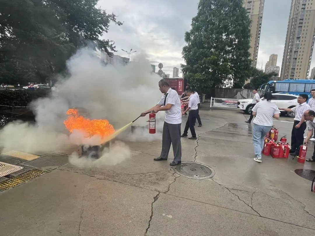 馬鞍山長(zhǎng)客:開展消防防恐綜合應(yīng)急演練