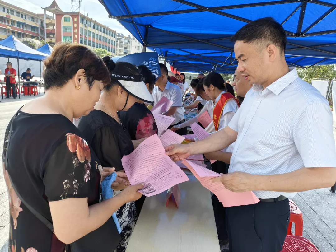 撫州長(zhǎng)運(yùn)：崇仁分公司開(kāi)展“安全宣傳咨詢?nèi)铡被顒?dòng)