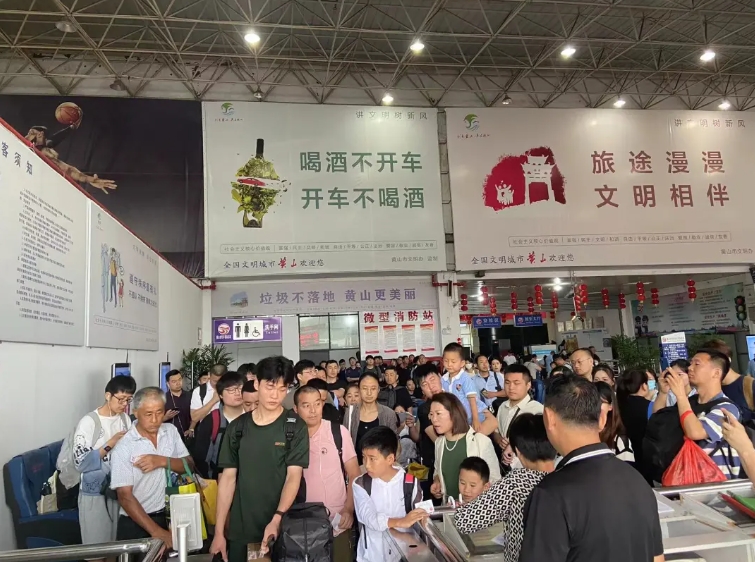 黃山長運(yùn):主動出擊 應(yīng)對暴雨期間客流高峰