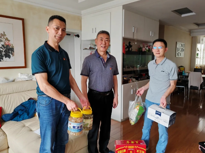 長(zhǎng)鴻物業(yè):開(kāi)展走訪 慰問(wèn)離退休干部