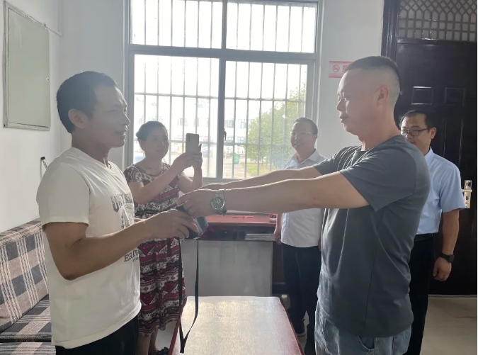 撫州長(zhǎng)運(yùn):主動(dòng)找尋失主 養(yǎng)老金“回家了”