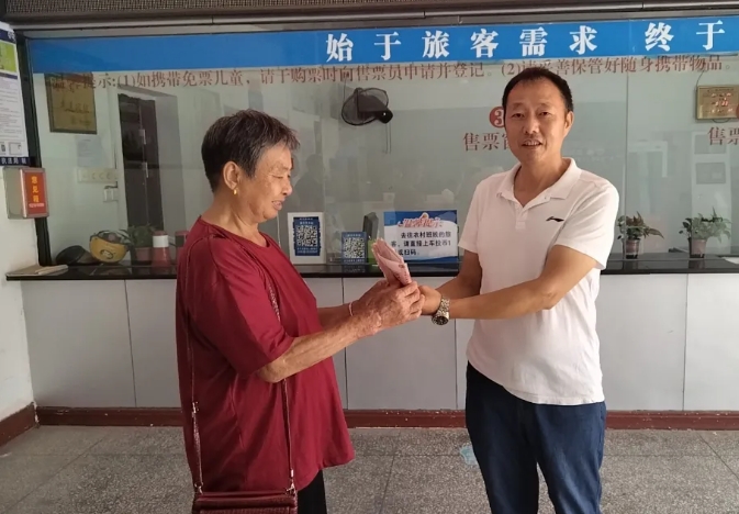 吉安公交:拾金不昧之光 彰顯駕駛員風(fēng)采