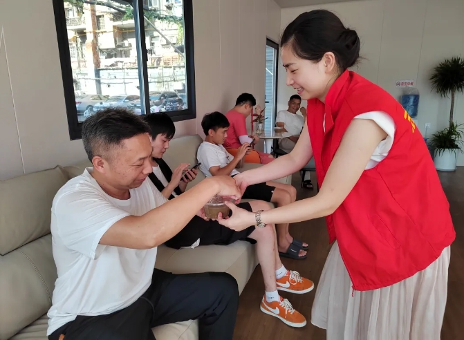 長運物業(yè) 充電站內(nèi)送清涼 優(yōu)化服務收集建議