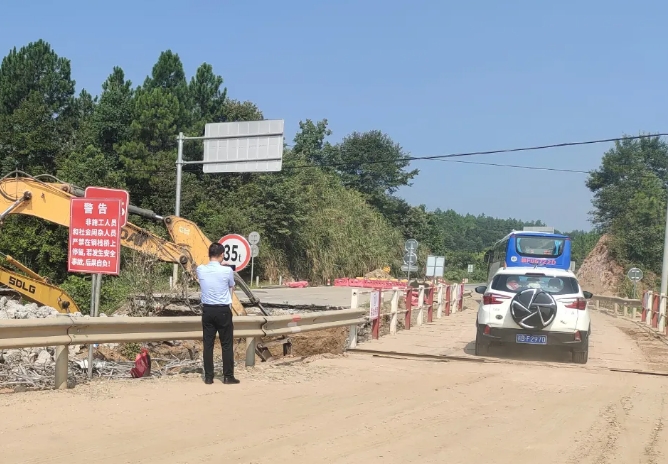 撫州長(zhǎng)運(yùn):廣昌分公司實(shí)地勘查修路現(xiàn)場(chǎng)