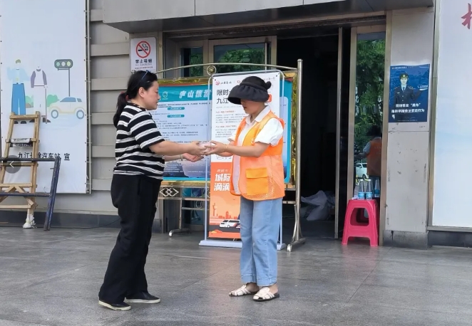 九江長(zhǎng)運(yùn):公司領(lǐng)導(dǎo)親送清涼 保障站點(diǎn)優(yōu)質(zhì)服務(wù)