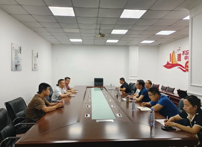 9月19日，江西省交通運(yùn)輸執(zhí)法局副局長(zhǎng)朱國(guó)英一行前往景德鎮(zhèn)長(zhǎng)運(yùn)開展執(zhí)法監(jiān)督與調(diào)研工作，景德鎮(zhèn)市交通執(zhí)法支隊(duì)隊(duì)長(zhǎng)于盛穎等陪同。調(diào)研會(huì)上，景德鎮(zhèn)長(zhǎng)運(yùn)董事長(zhǎng)程鵬匯報(bào)了公司安全生產(chǎn)、配合打擊黑車及市場(chǎng)秩序維護(hù)情況。朱國(guó)英要求景德鎮(zhèn)長(zhǎng)運(yùn)建立獎(jiǎng)勵(lì)機(jī)制，鼓勵(lì)駕駛員參與監(jiān)督，共護(hù)市場(chǎng)秩序；同時(shí)加強(qiáng)節(jié)日安全生產(chǎn)，確保假期安全形勢(shì)穩(wěn)定。