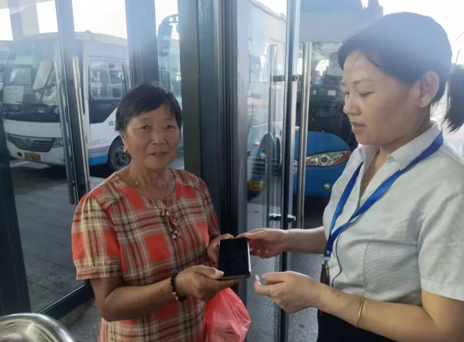 ?九江長(zhǎng)運(yùn):領(lǐng)回遺失的手機(jī) 李阿姨笑了