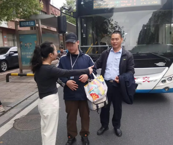 新余公交:家長(zhǎng)哭著點(diǎn)贊:“謝謝你們!”