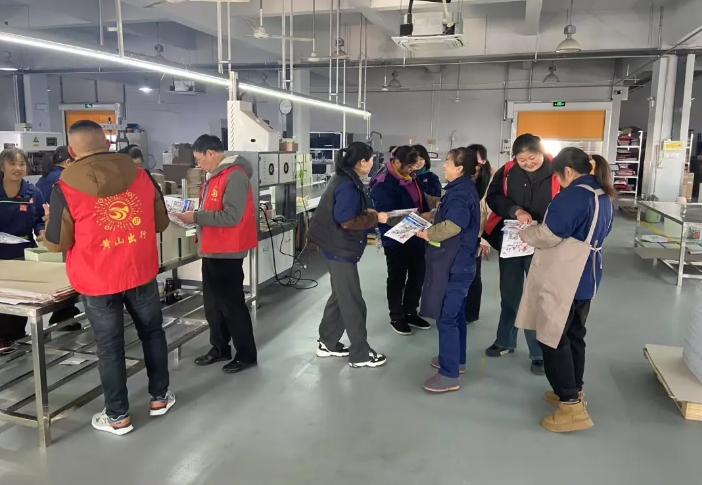 黃山長(zhǎng)運(yùn):黃山市汽車(chē)客運(yùn)總站春運(yùn)地推活動(dòng)走進(jìn)高新工業(yè)園區(qū)